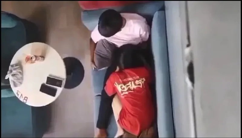Quay lén người yêu mút bú cho em gái nơi công cộng