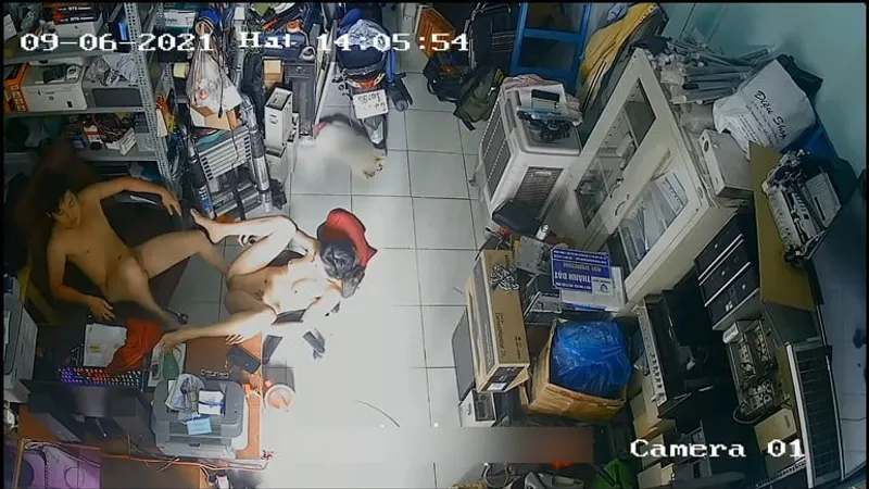 Vợ yêu anh xã "đi ngoài" trong của hàng máy tính