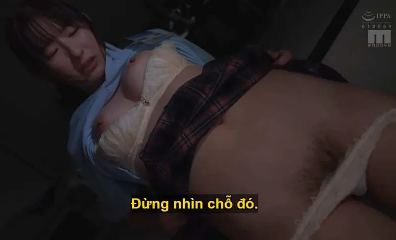 Ông chủ lập mưu "dạy dỗ" cô nhân viên dưới quyền kiêu căng lười nhác, suốt ngày chỉ mải mê chat chit cùng người yêu.